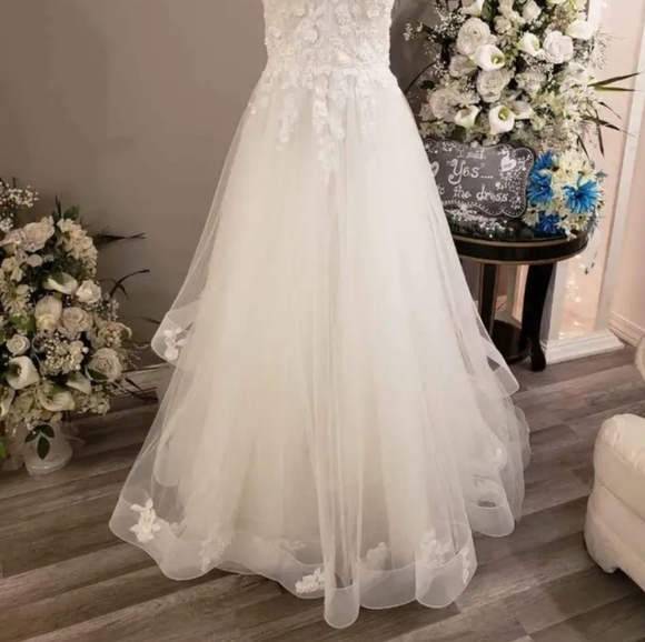 WEDDING DRESS - Picture 3 of 6